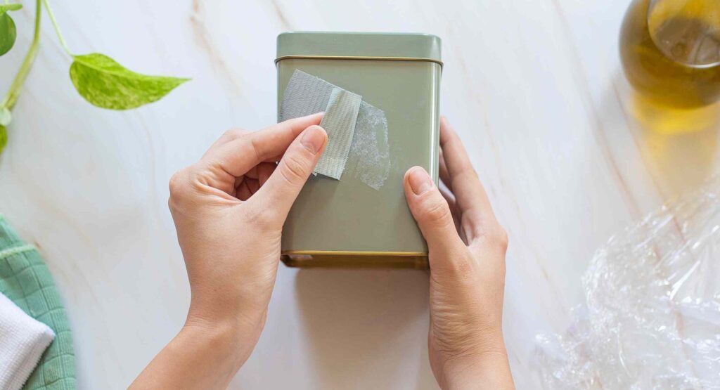 جای چسب نواری با چی پاک میشه؟