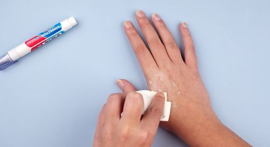 نحوه پاک کردن غلط گیر از روی دست