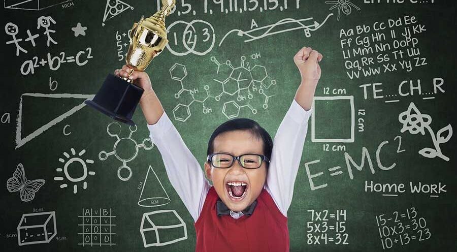 اهدای جایزه برای دانش آموزان پسر